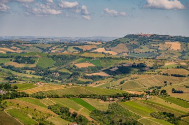 İtalya 'nın doğusunda yer alan Marş, Apennine dağları ile Adriyatik Denizi arasında yükselir..