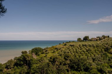 İtalya 'nın doğusunda yer alan Marş, Apennine dağları ile Adriyatik Denizi arasında yükselir..