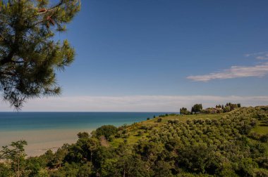 İtalya 'nın doğusunda yer alan Marş, Apennine dağları ile Adriyatik Denizi arasında yükselir..