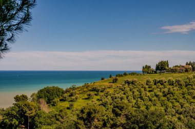 İtalya 'nın doğusunda yer alan Marş, Apennine dağları ile Adriyatik Denizi arasında yükselir..