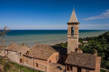 İtalya 'nın doğusunda yer alan Marş, Apennine dağları ile Adriyatik Denizi arasında yükselir..