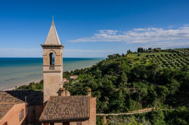 İtalya 'nın doğusunda yer alan Marş, Apennine dağları ile Adriyatik Denizi arasında yükselir..