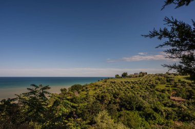 İtalya 'nın doğusunda yer alan Marş, Apennine dağları ile Adriyatik Denizi arasında yükselir..