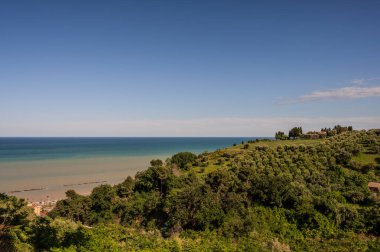 İtalya 'nın doğusunda yer alan Marş, Apennine dağları ile Adriyatik Denizi arasında yükselir..