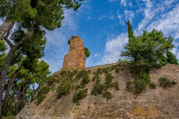 Kaynaklar, tepedeki yerleşim yerinin 11. yüzyıldan başladığına dair haberler bildiriyor, ancak kalenin kökeni 8. ve 9. yüzyıllara dayanıyor olabilir..