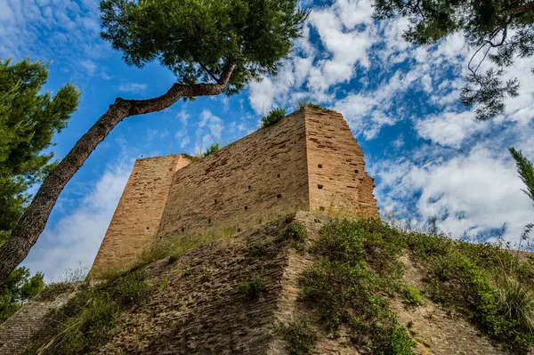 Kaynaklar, tepedeki yerleşim yerinin 11. yüzyıldan başladığına dair haberler bildiriyor, ancak kalenin kökeni 8. ve 9. yüzyıllara dayanıyor olabilir..