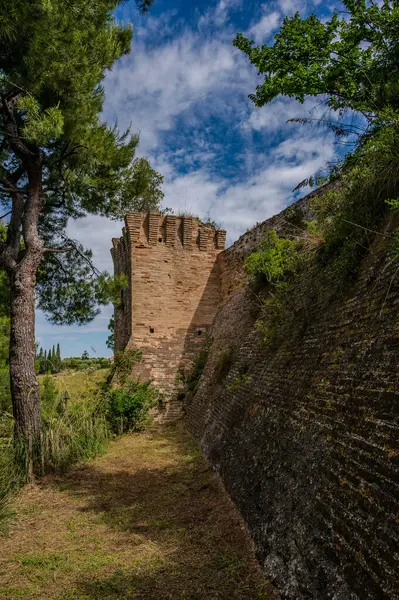 Kaynaklar, tepedeki yerleşim yerinin 11. yüzyıldan başladığına dair haberler bildiriyor, ancak kalenin kökeni 8. ve 9. yüzyıllara dayanıyor olabilir..