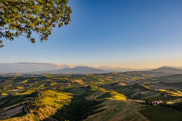 İtalya 'nın doğusunda yer alan Marş, Apennine dağları ile Adriyatik Denizi arasında yükselir..