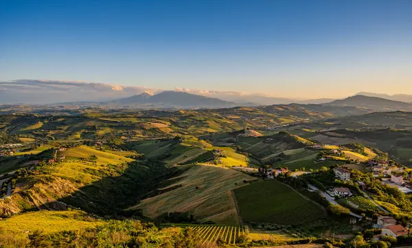 İtalya 'nın doğusunda yer alan Marş, Apennine dağları ile Adriyatik Denizi arasında yükselir..
