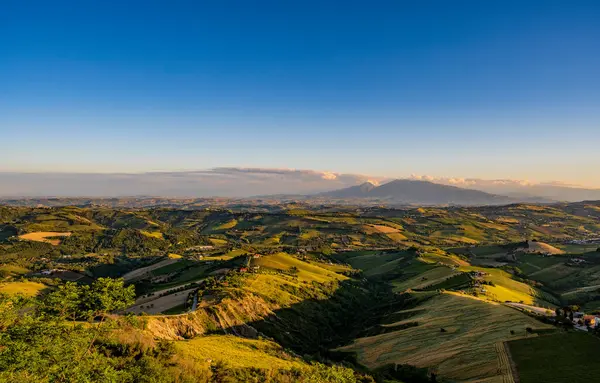 İtalya 'nın doğusunda yer alan Marş, Apennine dağları ile Adriyatik Denizi arasında yükselir..