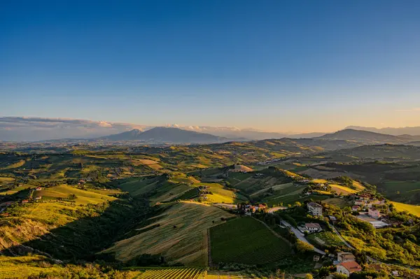 İtalya 'nın doğusunda yer alan Marş, Apennine dağları ile Adriyatik Denizi arasında yükselir..