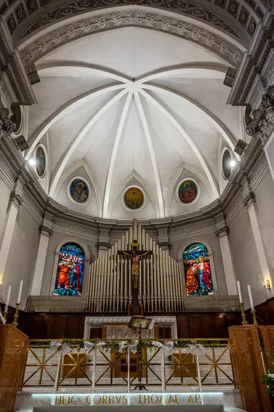 Havari Aziz Thomas 'a adanmış Katedral Bazilikası antik bir Roma tapınağının sahasına inşa edilmiştir. 1060 yılında Normanlar tarafından yok edildi, yeniden inşa edildi..