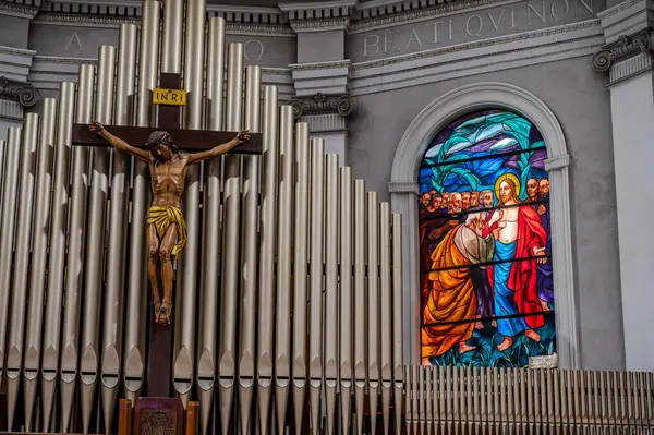 Havari Aziz Thomas 'a adanmış Katedral Bazilikası antik bir Roma tapınağının sahasına inşa edilmiştir. 1060 yılında Normanlar tarafından yok edildi, yeniden inşa edildi..