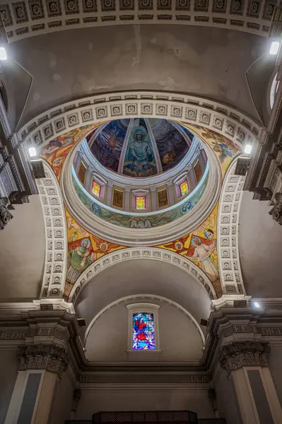 Havari Aziz Thomas 'a adanmış Katedral Bazilikası antik bir Roma tapınağının sahasına inşa edilmiştir. 1060 yılında Normanlar tarafından yok edildi, yeniden inşa edildi..