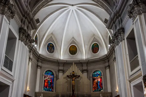 Havari Aziz Thomas 'a adanmış Katedral Bazilikası antik bir Roma tapınağının sahasına inşa edilmiştir. 1060 yılında Normanlar tarafından yok edildi, yeniden inşa edildi..