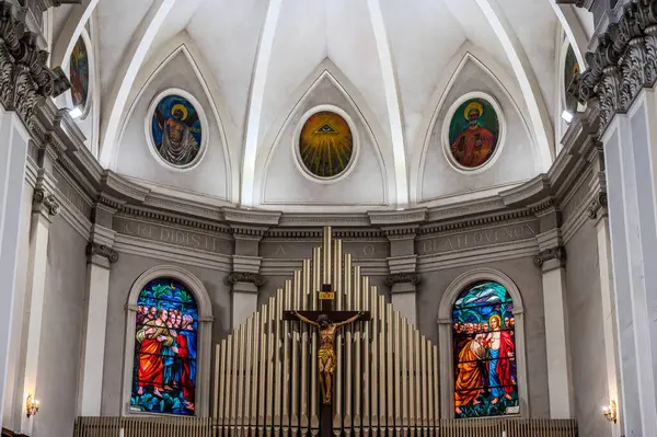 Havari Aziz Thomas 'a adanmış Katedral Bazilikası antik bir Roma tapınağının sahasına inşa edilmiştir. 1060 yılında Normanlar tarafından yok edildi, yeniden inşa edildi..