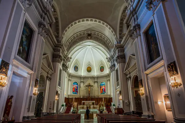 Havari Aziz Thomas 'a adanmış Katedral Bazilikası antik bir Roma tapınağının sahasına inşa edilmiştir. 1060 yılında Normanlar tarafından yok edildi, yeniden inşa edildi..