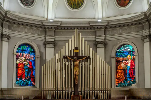 Havari Aziz Thomas 'a adanmış Katedral Bazilikası antik bir Roma tapınağının sahasına inşa edilmiştir. 1060 yılında Normanlar tarafından yok edildi, yeniden inşa edildi..