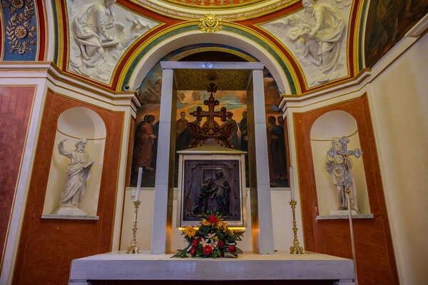 The Cathedral Basilica dedicated to St. Thomas the Apostle was built on the site of an ancient Roman temple. Destroyed by the Normans in 1060, it was rebuilt.
