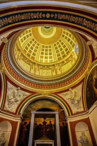 Havari Aziz Thomas 'a adanmış Katedral Bazilikası antik bir Roma tapınağının sahasına inşa edilmiştir. 1060 yılında Normanlar tarafından yok edildi, yeniden inşa edildi..