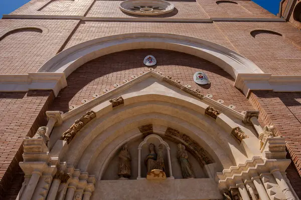 Havari Aziz Thomas 'a adanmış Katedral Bazilikası antik bir Roma tapınağının sahasına inşa edilmiştir. 1060 yılında Normanlar tarafından yok edildi, yeniden inşa edildi..