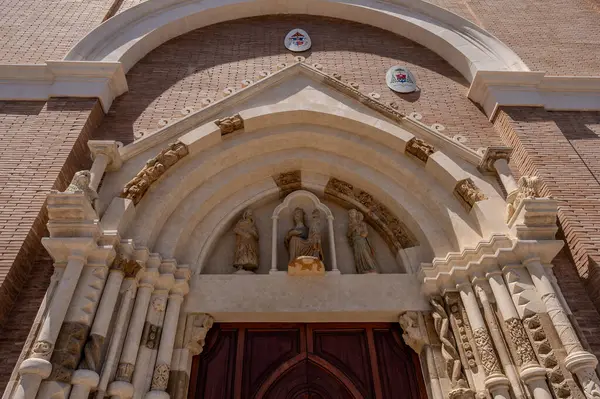 Havari Aziz Thomas 'a adanmış Katedral Bazilikası antik bir Roma tapınağının sahasına inşa edilmiştir. 1060 yılında Normanlar tarafından yok edildi, yeniden inşa edildi..