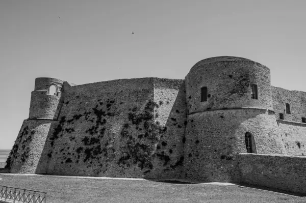 Aragonese Kalesi, Ortona 'nın şehrin kıyısındaki ve deniz manzaralı bir kalesidir. 1773-1812 yılları arasında Ortona Ludovica Ianneys 'in (1756-1812) koruyucusunun ünlü konutu..