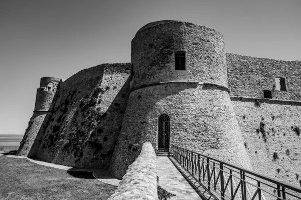 Aragonese Kalesi, Ortona 'nın şehrin kıyısındaki ve deniz manzaralı bir kalesidir. 1773-1812 yılları arasında Ortona Ludovica Ianneys 'in (1756-1812) koruyucusunun ünlü konutu..