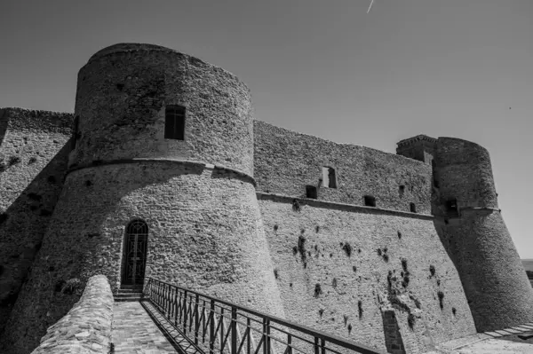 Aragonese Kalesi, Ortona 'nın şehrin kıyısındaki ve deniz manzaralı bir kalesidir. 1773-1812 yılları arasında Ortona Ludovica Ianneys 'in (1756-1812) koruyucusunun ünlü konutu..