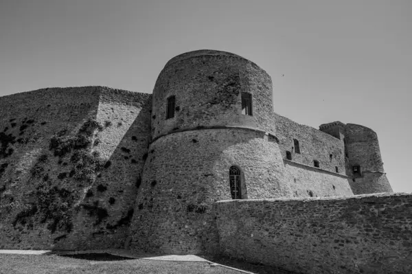 Aragonese Kalesi, Ortona 'nın şehrin kıyısındaki ve deniz manzaralı bir kalesidir. 1773-1812 yılları arasında Ortona Ludovica Ianneys 'in (1756-1812) koruyucusunun ünlü konutu..