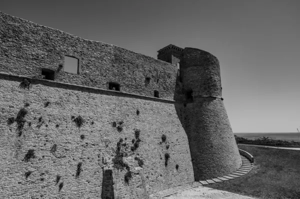 Aragonese Kalesi, Ortona 'nın şehrin kıyısındaki ve deniz manzaralı bir kalesidir. 1773-1812 yılları arasında Ortona Ludovica Ianneys 'in (1756-1812) koruyucusunun ünlü konutu..