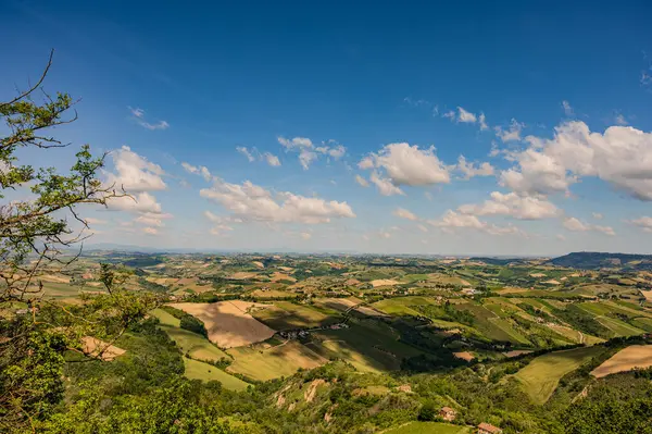 İtalya 'nın doğusunda yer alan Marş, Apennine dağları ile Adriyatik Denizi arasında yükselir..