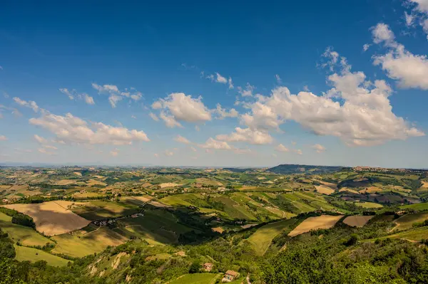 İtalya 'nın doğusunda yer alan Marş, Apennine dağları ile Adriyatik Denizi arasında yükselir..