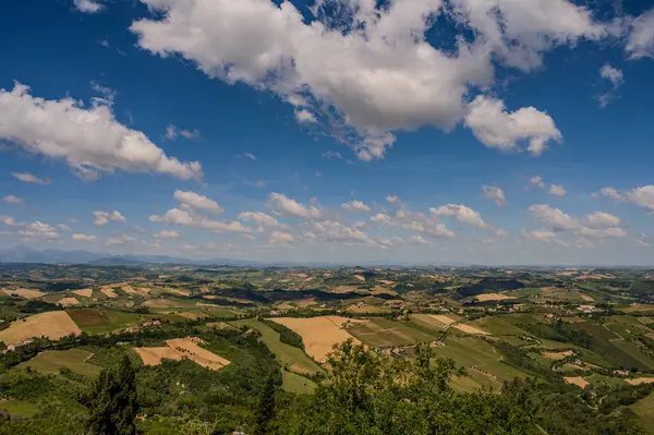 İtalya 'nın doğusunda yer alan Marş, Apennine dağları ile Adriyatik Denizi arasında yükselir..