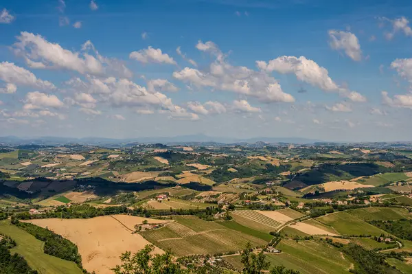 İtalya 'nın doğusunda yer alan Marş, Apennine dağları ile Adriyatik Denizi arasında yükselir..