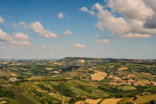 İtalya 'nın doğusunda yer alan Marş, Apennine dağları ile Adriyatik Denizi arasında yükselir..