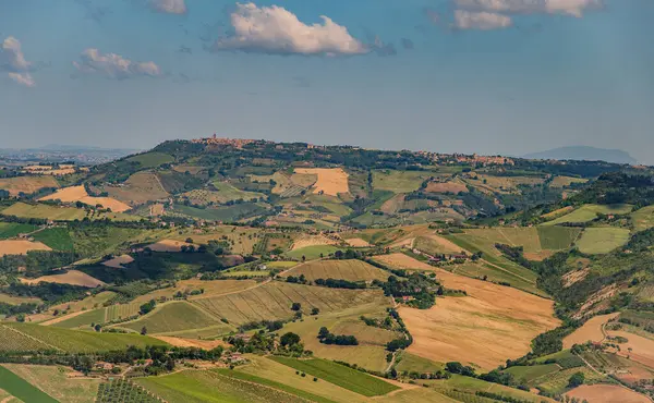 İtalya 'nın doğusunda yer alan Marş, Apennine dağları ile Adriyatik Denizi arasında yükselir..