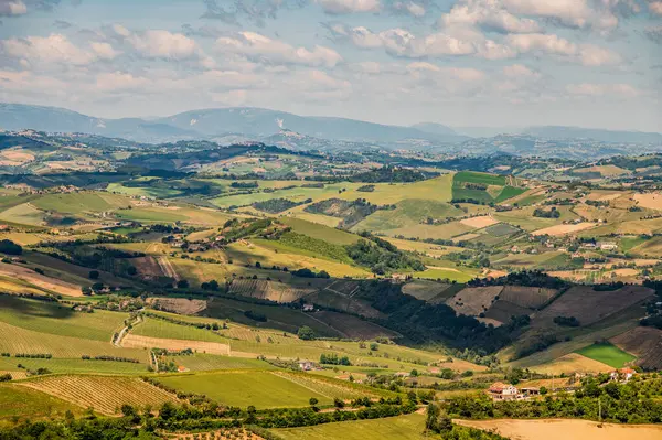 İtalya 'nın doğusunda yer alan Marş, Apennine dağları ile Adriyatik Denizi arasında yükselir..