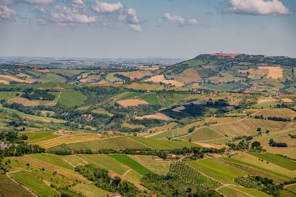 İtalya 'nın doğusunda yer alan Marş, Apennine dağları ile Adriyatik Denizi arasında yükselir..