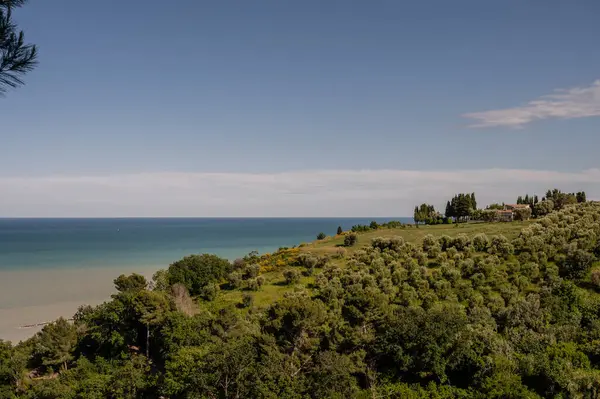 İtalya 'nın doğusunda yer alan Marş, Apennine dağları ile Adriyatik Denizi arasında yükselir..