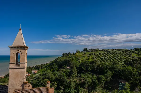 İtalya 'nın doğusunda yer alan Marş, Apennine dağları ile Adriyatik Denizi arasında yükselir..