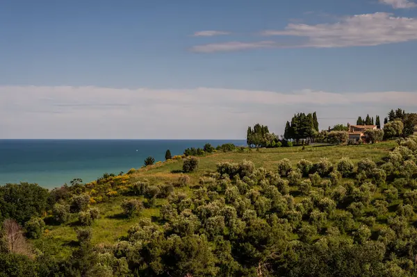İtalya 'nın doğusunda yer alan Marş, Apennine dağları ile Adriyatik Denizi arasında yükselir..