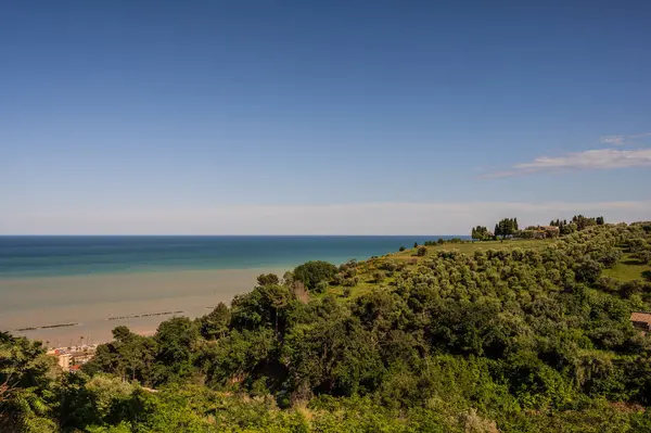 İtalya 'nın doğusunda yer alan Marş, Apennine dağları ile Adriyatik Denizi arasında yükselir..