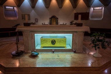 Havari Aziz Thomas 'a adanmış Katedral Bazilikası antik bir Roma tapınağının sahasına inşa edilmiştir. 1060 yılında Normanlar tarafından yok edildi, yeniden inşa edildi..