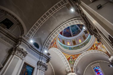 Havari Aziz Thomas 'a adanmış Katedral Bazilikası antik bir Roma tapınağının sahasına inşa edilmiştir. 1060 yılında Normanlar tarafından yok edildi, yeniden inşa edildi..