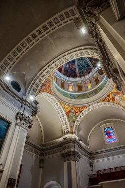 Havari Aziz Thomas 'a adanmış Katedral Bazilikası antik bir Roma tapınağının sahasına inşa edilmiştir. 1060 yılında Normanlar tarafından yok edildi, yeniden inşa edildi..
