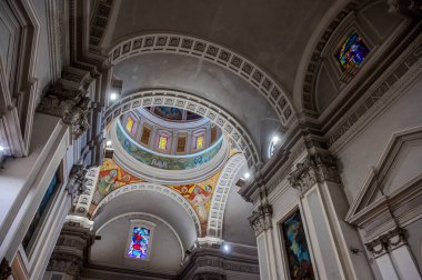 Havari Aziz Thomas 'a adanmış Katedral Bazilikası antik bir Roma tapınağının sahasına inşa edilmiştir. 1060 yılında Normanlar tarafından yok edildi, yeniden inşa edildi..