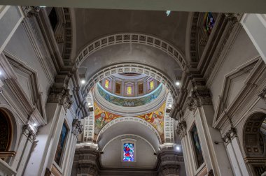 Havari Aziz Thomas 'a adanmış Katedral Bazilikası antik bir Roma tapınağının sahasına inşa edilmiştir. 1060 yılında Normanlar tarafından yok edildi, yeniden inşa edildi..