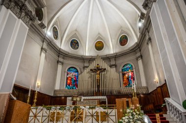 Havari Aziz Thomas 'a adanmış Katedral Bazilikası antik bir Roma tapınağının sahasına inşa edilmiştir. 1060 yılında Normanlar tarafından yok edildi, yeniden inşa edildi..