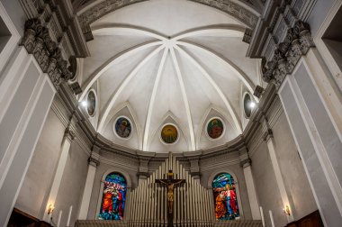 Havari Aziz Thomas 'a adanmış Katedral Bazilikası antik bir Roma tapınağının sahasına inşa edilmiştir. 1060 yılında Normanlar tarafından yok edildi, yeniden inşa edildi..